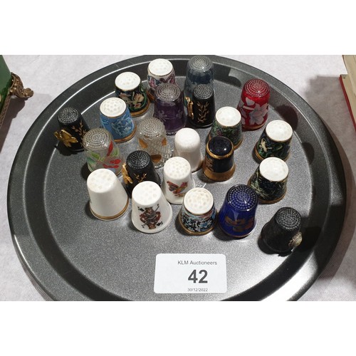 42 - A selection of thimbles. UK shipping £14.