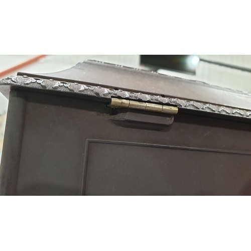 49 - A vintage Bakelite lidded box, length 8.5