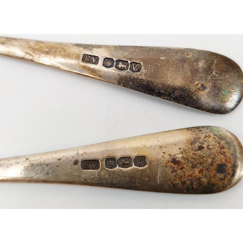 150 - A hallmarked silver pusher and spoon set, Sheffield 1938 and 1939, 30g. UK shipping £14.