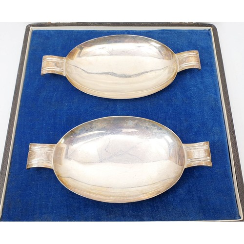225 - A cased pair of hallmarked silver oval dishes, length 7