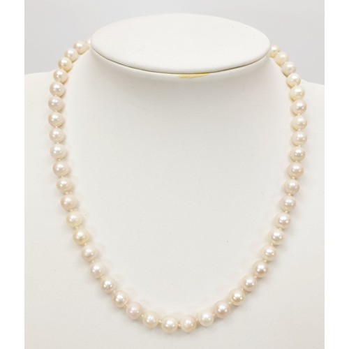 167 - A pearl necklace with a 9ct gold clasp. UK shipping £14.