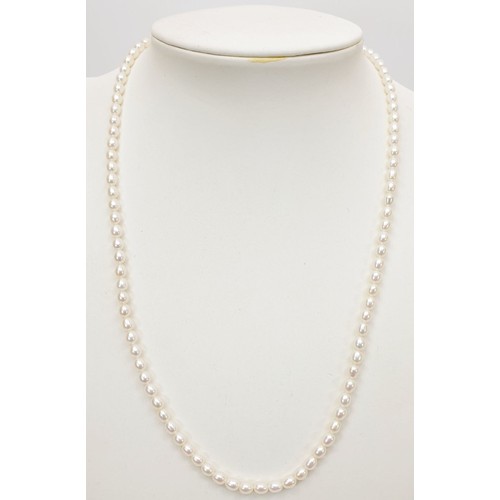168 - A pearl necklace with a 9ct gold clasp. UK shipping £14.