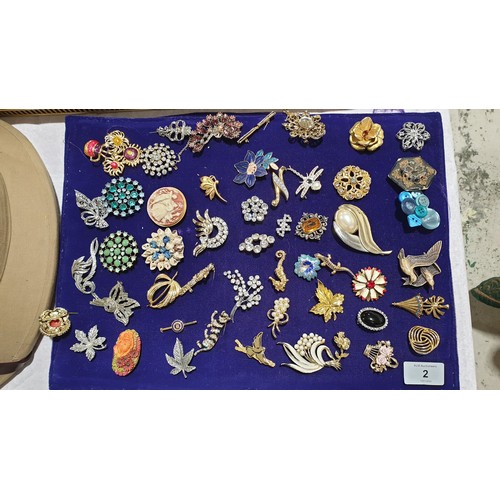 2 - A selection of vintage and later brooches. UK shipping £14.