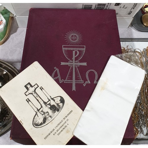 19 - A vintage boxed Edinburgh Catholic Publishers communion set. UK shipping £14.