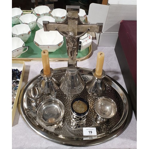 19 - A vintage boxed Edinburgh Catholic Publishers communion set. UK shipping £14.