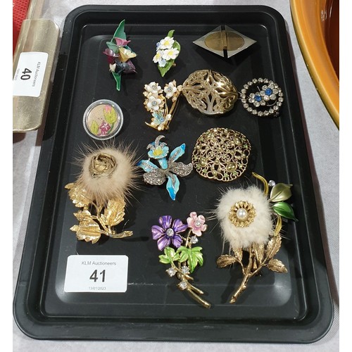 41 - A selection of vintage and later brooches. UK shipping £14.