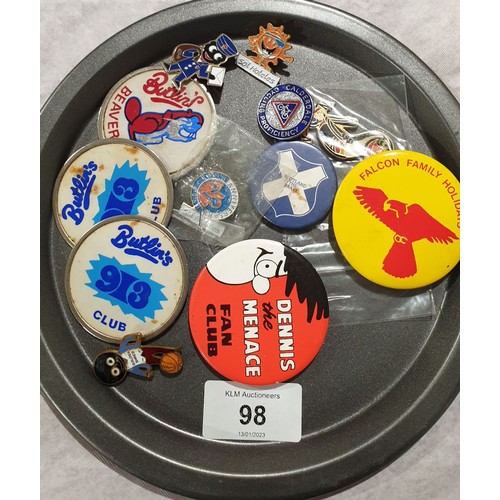 98 - A selection of vintage and later badges including Robinson's and Butlins. UK shipping £14.