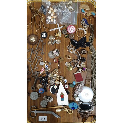 312 - A selection of costume jewellery and assorted. UK shipping £14.