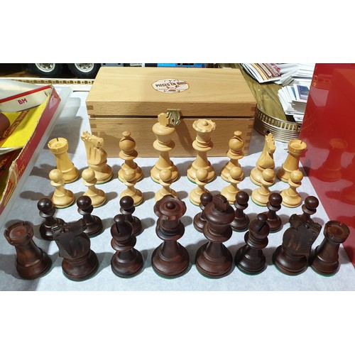 317 - A Lardy International set of carved boxwood weighted Staunton chess men. UK shipping £14.