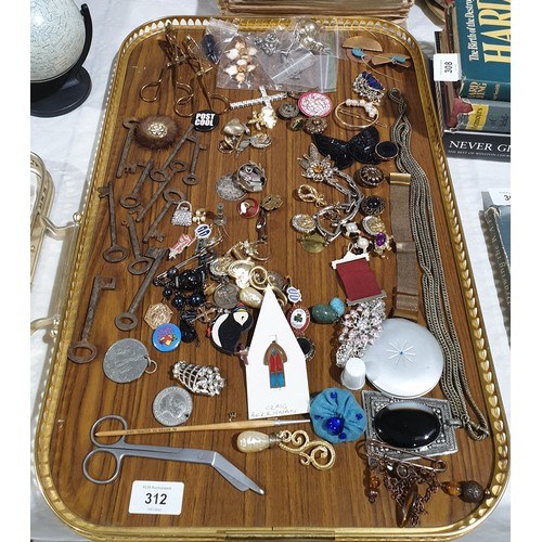 312 - A selection of costume jewellery and assorted. UK shipping £14.