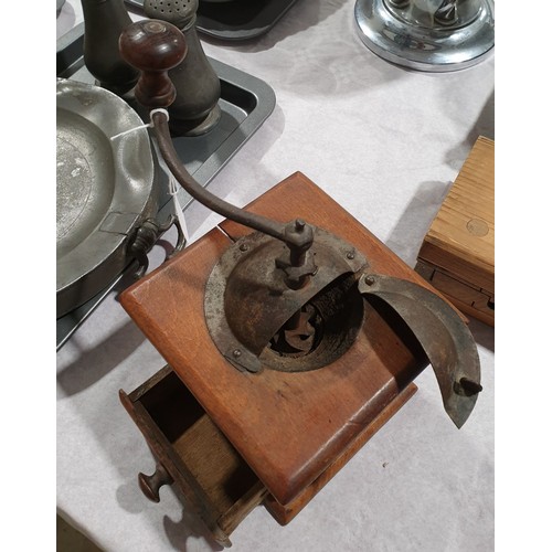 7 - A vintage Mutzig-Framont coffee mill, height 8.5