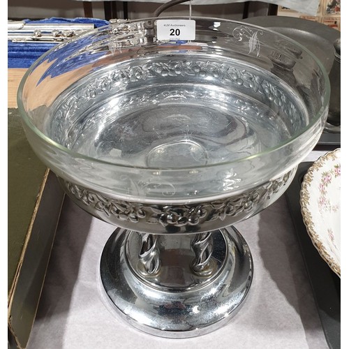 20 - A vintage chrome plated and glass fruit bowl, diameter 9