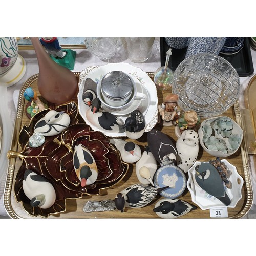 38 - A selection of collectable glass and ceramics including Carlton Ware 