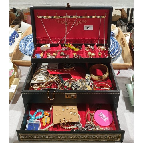 40 - A jewellery box and contents. UK shipping £14.