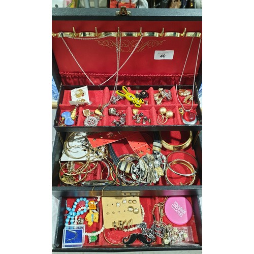 40 - A jewellery box and contents. UK shipping £14.