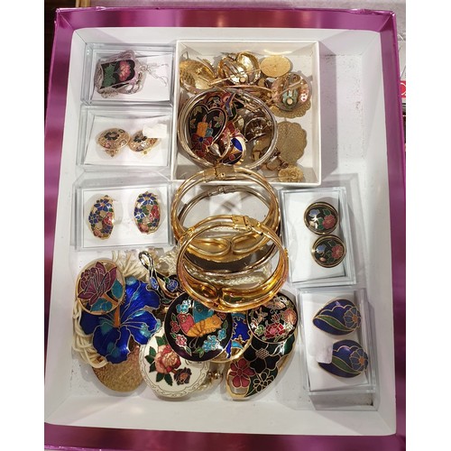 90 - A selection of costume jewellery. UK shipping £14.