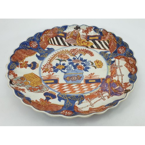 199 - An early 19th century Japanese Imari dish, diameter 10.25