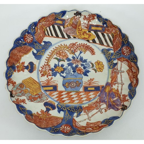 199 - An early 19th century Japanese Imari dish, diameter 10.25