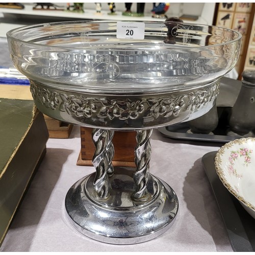 20 - A vintage chrome plated and glass fruit bowl, diameter 9