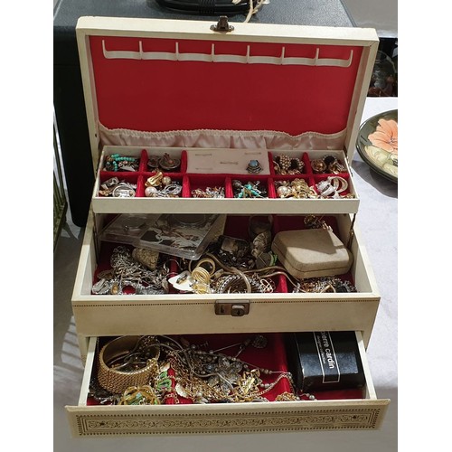 7 - A vintage Mele jewellery box and contents. UK shipping £14.