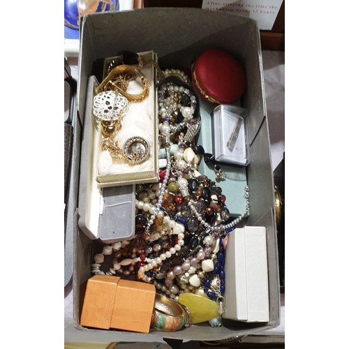 119 - A box of costume jewellery. UK shipping £14.