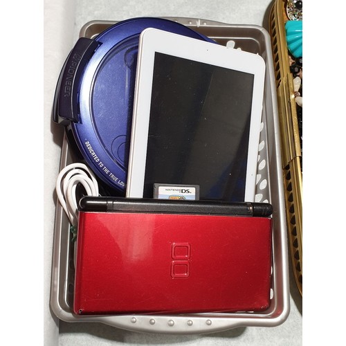 407 - A selection of small electricals including a Nintendo DS Lite which is A/F. UK shipping £14.