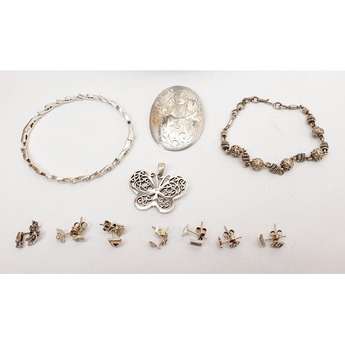 375 - A selection of silver jewellery. UK shipping £14.