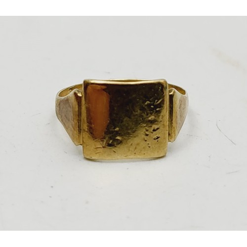 385 - A yellow metal ring, weight 1.5g. UK shipping £14.