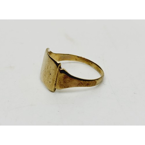 385 - A yellow metal ring, weight 1.5g. UK shipping £14.