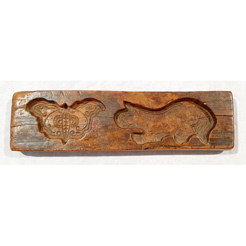 13 - An antique wooden Japanese food mould, length 13.25