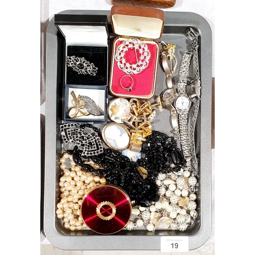 19 - A selection of costume jewellery. UK shipping £14.