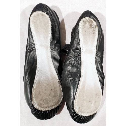 23 - A pair of Capizio ballet shoes, size 5.5. UK shipping £14.