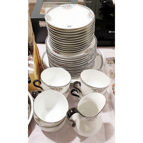 69 - A Chodau Czechoslovakian part tea service. No shipping. Arrange collection or your own packer and sh... 