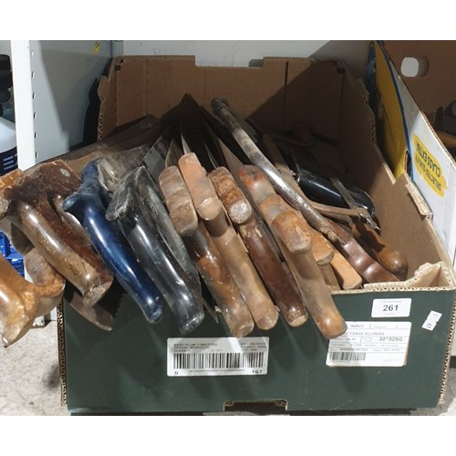 261 - A selection of saws. No shipping. Arrange collection or your own packer and shipper, please.