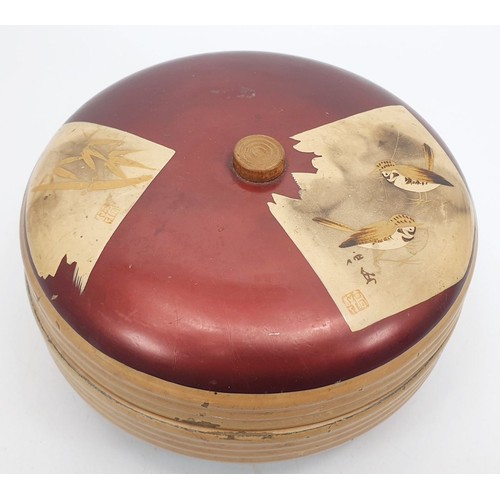 316 - A vintage Chinese lacquered box hand painted with birds, diameter 7