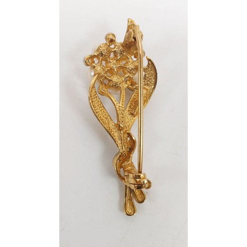 425 - A 9ct gold floral brooch set with pearls, weight 3.6g. UK shipping £14.