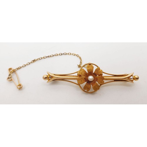 426 - A Chester hallmarked 15ct gold flower bar brooch set with a pearl, weight 3g. UK shipping £14.