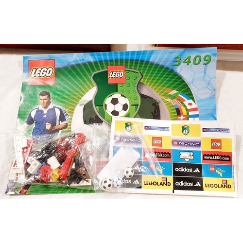 264 - A Lego football set 3409. No shipping. Arrange collection or your own packer and shipper, please.