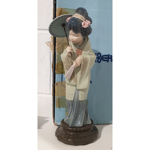 353 - A boxed Lladro figure Japonesita Sombrilla no 4.988, height 11