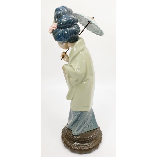 353 - A boxed Lladro figure Japonesita Sombrilla no 4.988, height 11