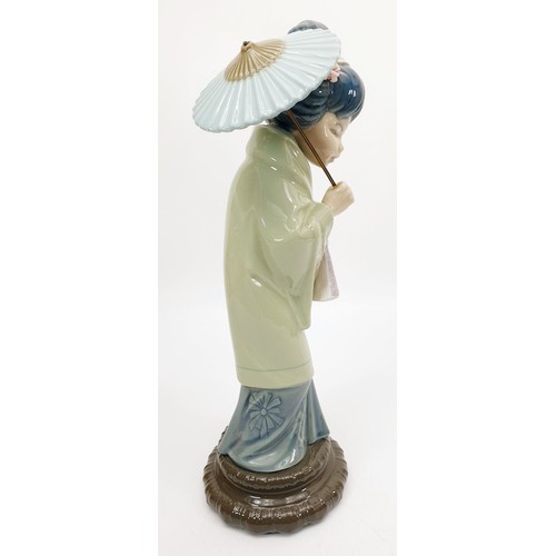 353 - A boxed Lladro figure Japonesita Sombrilla no 4.988, height 11