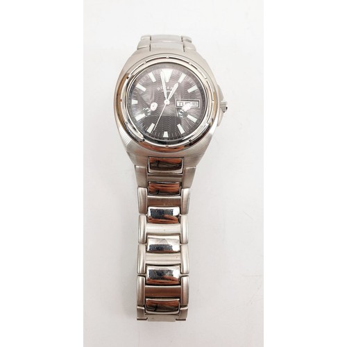 466 - A gentleman's stainless steel Rotary quartz wrist watch 11142, working order. UK shipping £14.