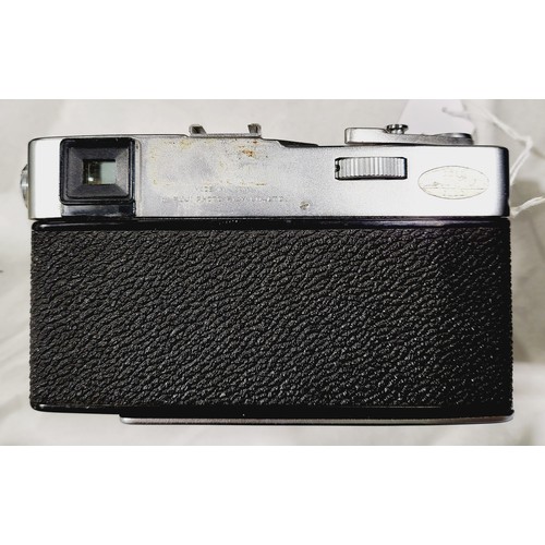 492 - A Fujica V2 camera. UK shipping £14.