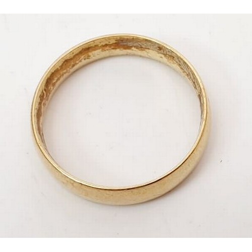 31 - A hallmarked 9ct gold wedding band, weight 5g, size W. UK shipping £14.