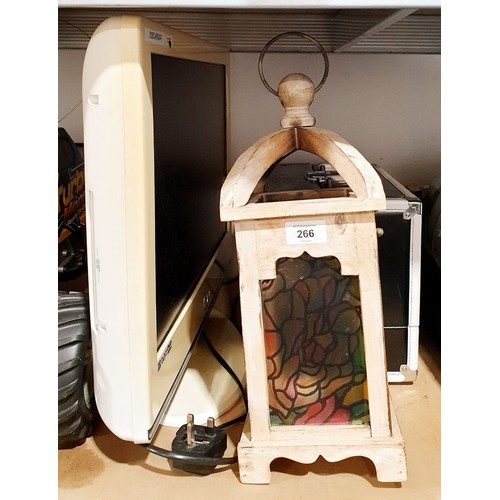 266 - A box with tattooing equipment, a flat screen TV and a candle lantern. No shipping. Arrange collecti... 