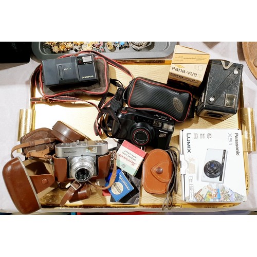 98 - A selection of cameras including a vintage Voigtlander Vito B. UK shipping £14.