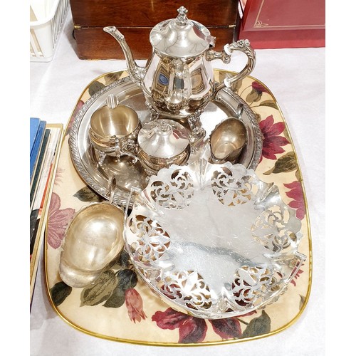 205 - A selection of metal ware. UK shipping £14.