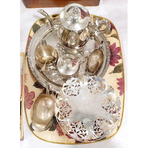 205 - A selection of metal ware. UK shipping £14.