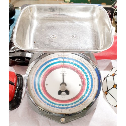 227 - A vintage set of Avery cash weighing scales. No shipping. Arrange collection or your own packer and ... 