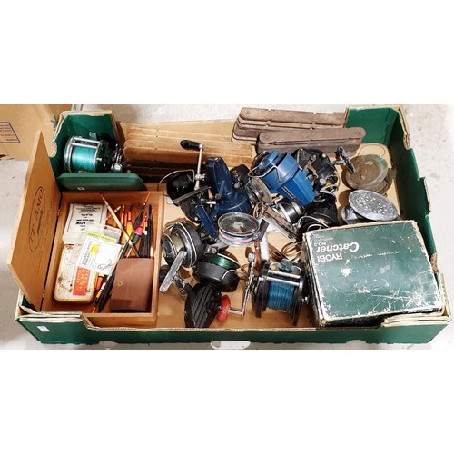 224 - A box of fishing reels and fishing accessories. UK shipping £14.